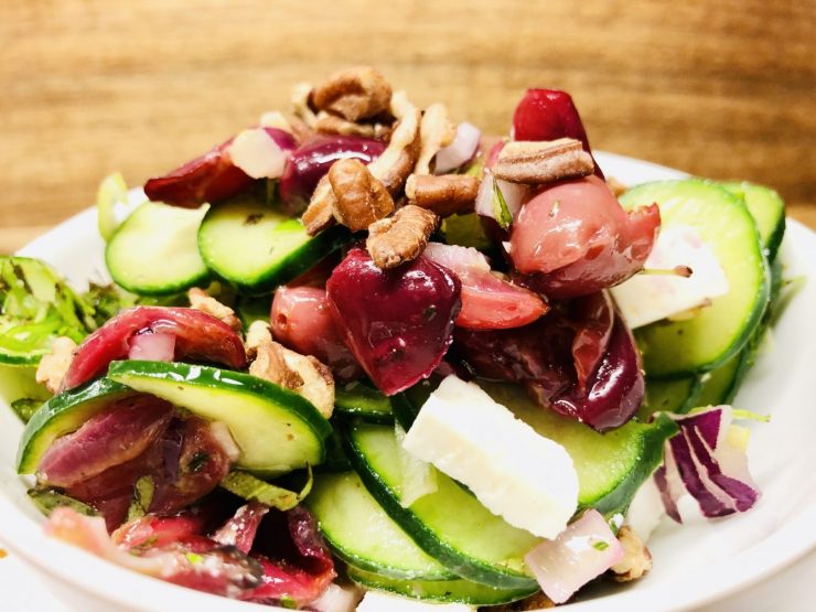 Gurkensalat mit Trauben, Zwiebeln und Feta