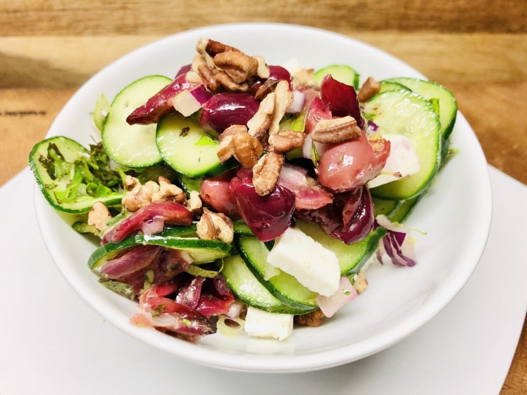 Gurkensalat mit Trauben, Zwiebeln und Feta