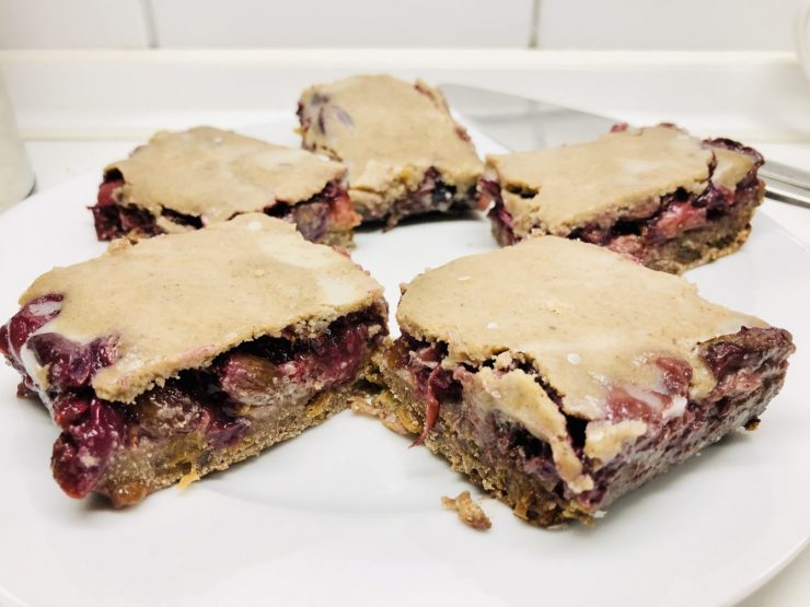 No-Bake Trauben Kuchen mit Kokos Karamell Creme