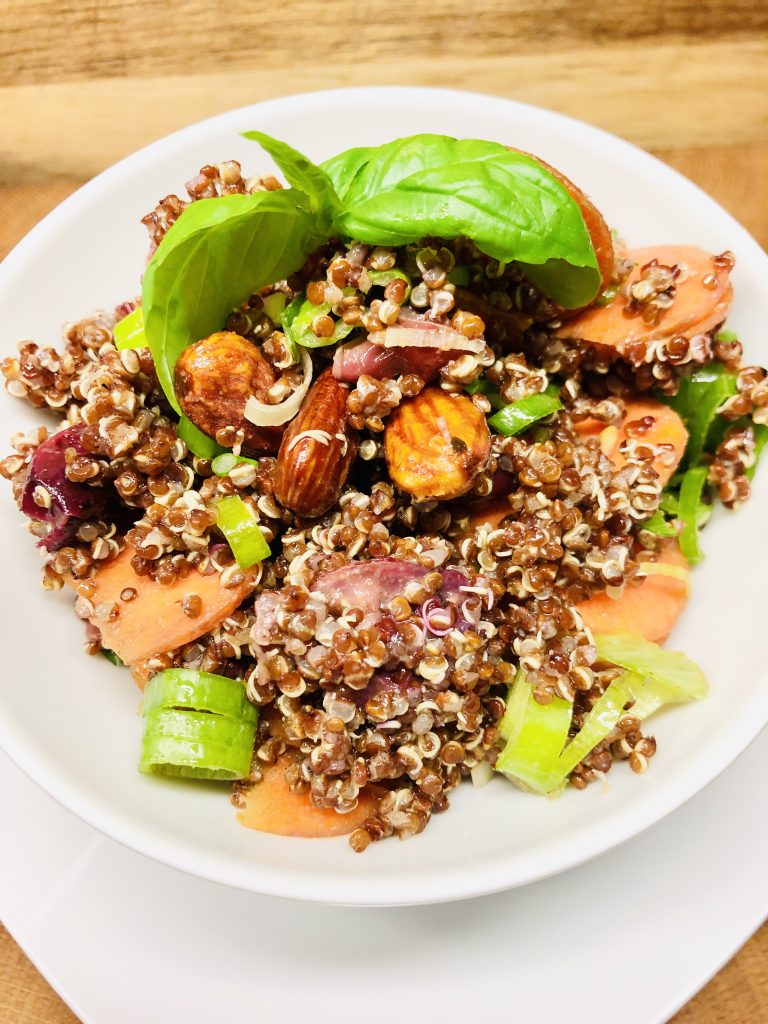 Quinoa Salat mit gerösteten Trauben und Karotten