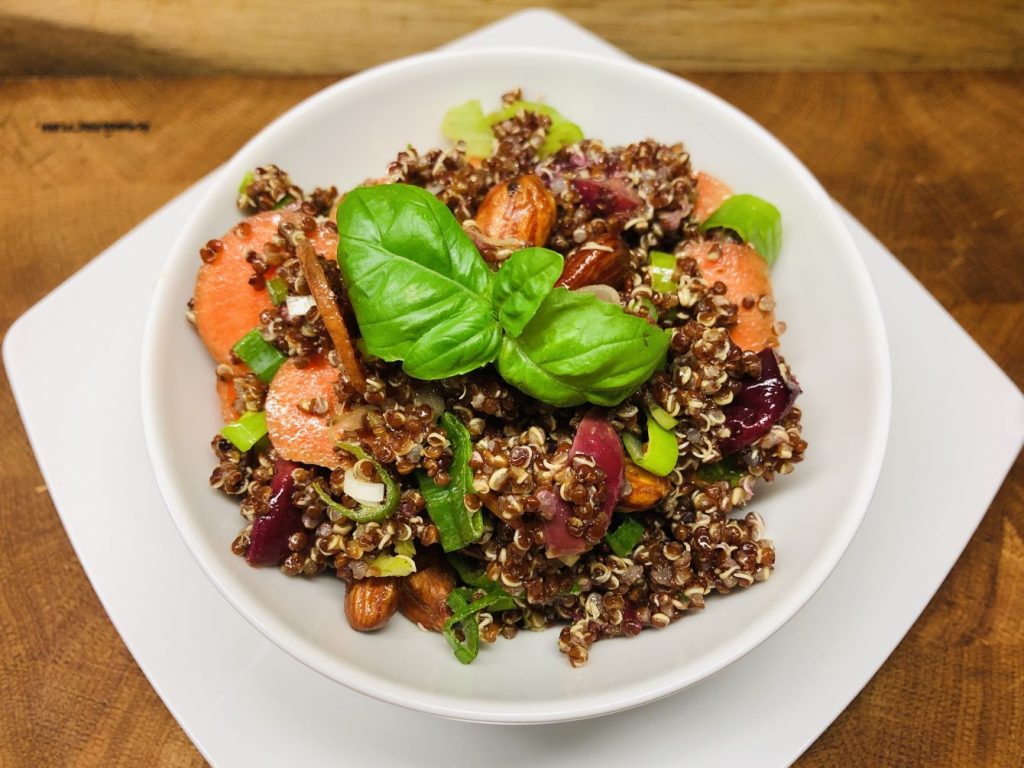 Quinoa Salat mit gerösteten Trauben und Karotten
