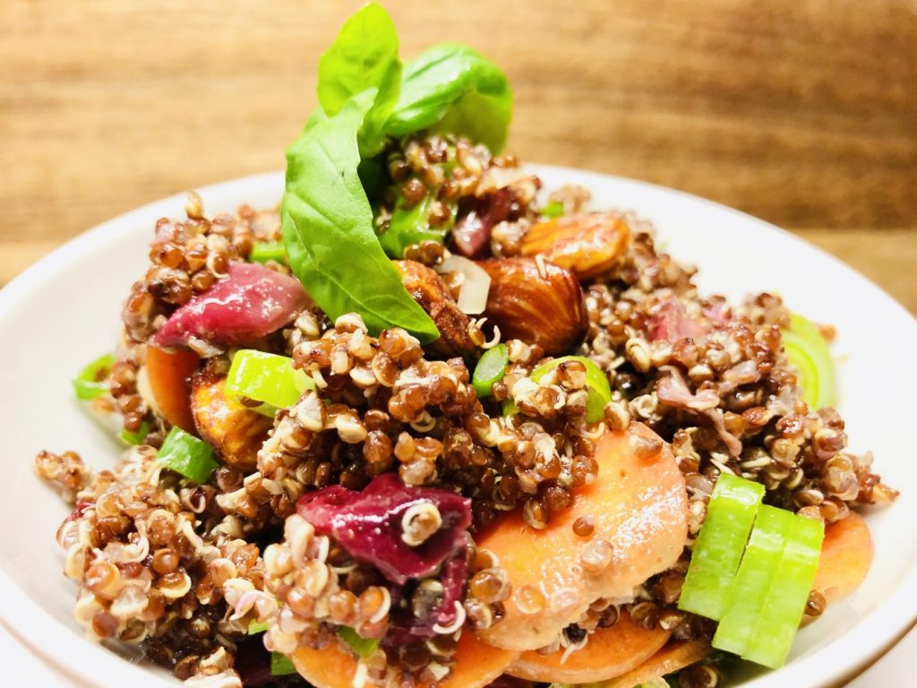 Quinoa Salat mit gerösteten Trauben und Karotten