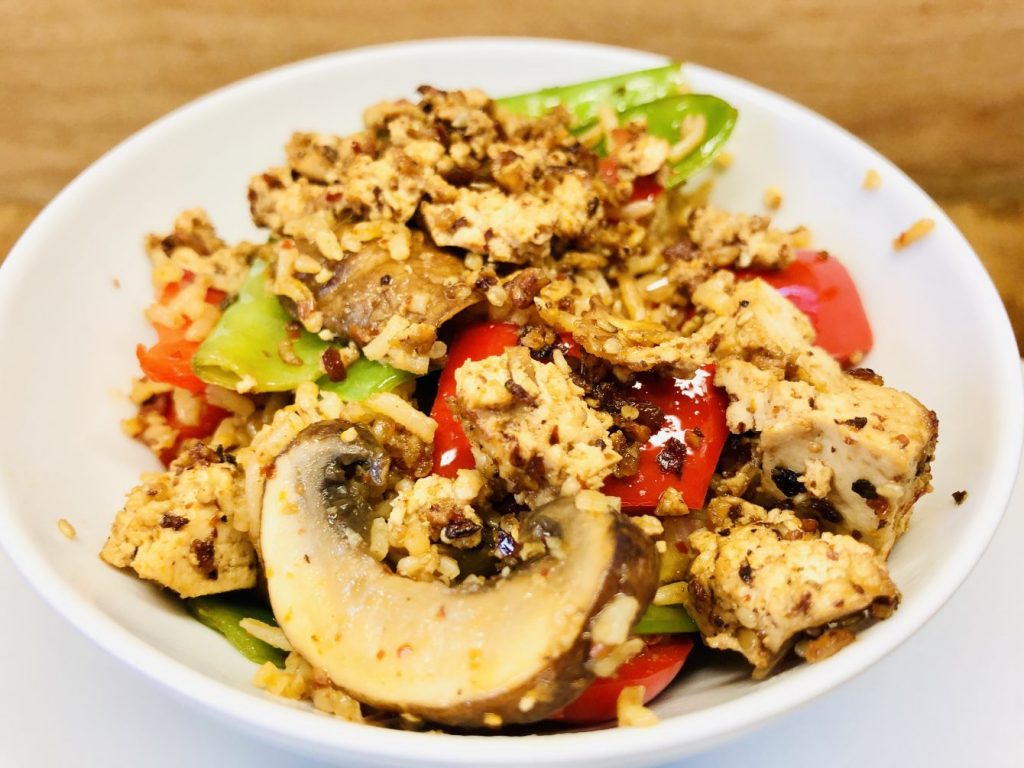 Gebratener Gemüsereis mit Sambal und knusprigem Tofu