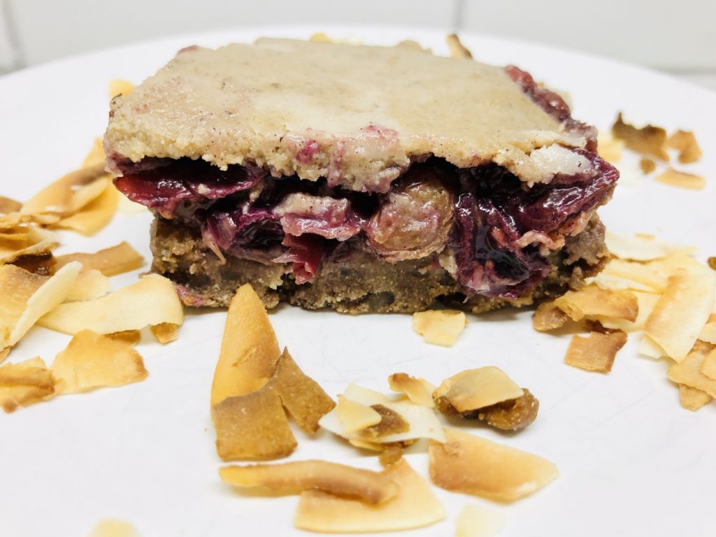 Kokos Kuchen mit Trauben und Kokos Karamell Creme