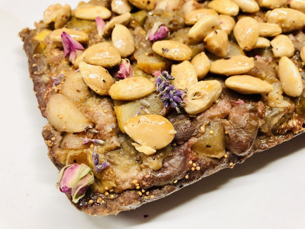 Feigen Birnen Kuchen mit karamellisierten Mandeln