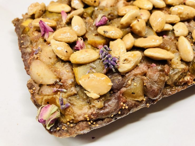 Feigen Birnen Kuchen mit karamellisierten Mandeln