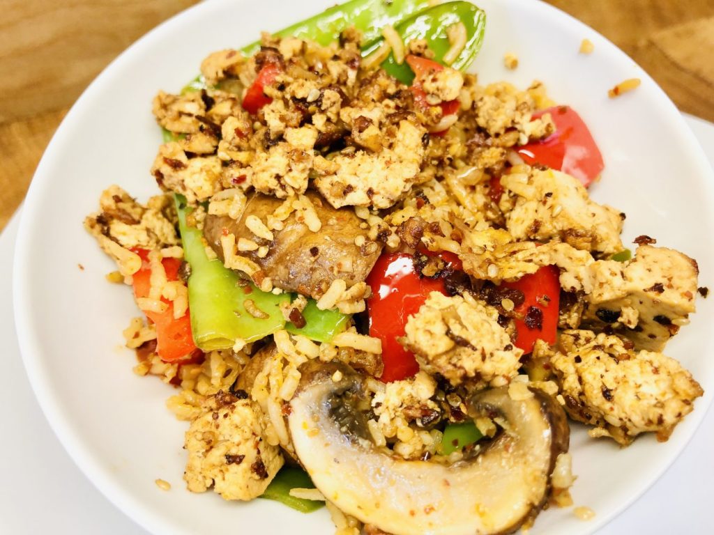 Gebratener Gemüsereis mit Sambal und knusprigem Tofu