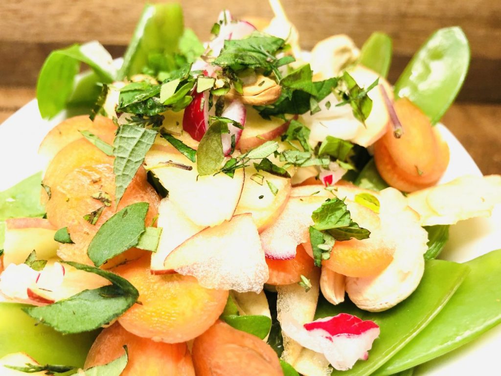 Zuckerschoten Salat mit Radischen, Äpfeln und Cashewkernen