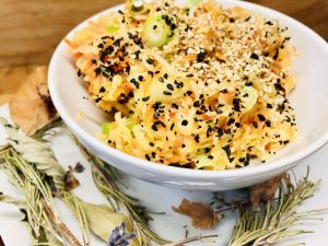 Kohlrabi Apfel Karotten Salat mit Miso Dressing