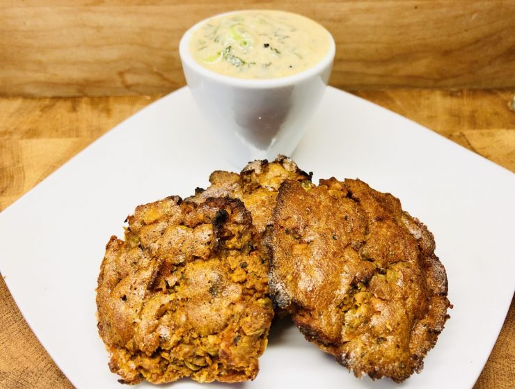 Indische Karotten Erbsen Buletten mit Gurken Raita