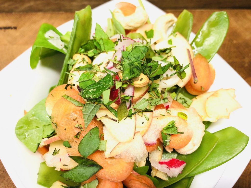 Zuckerschoten Salat mit Radischen, Äpfeln und Cashewkernen