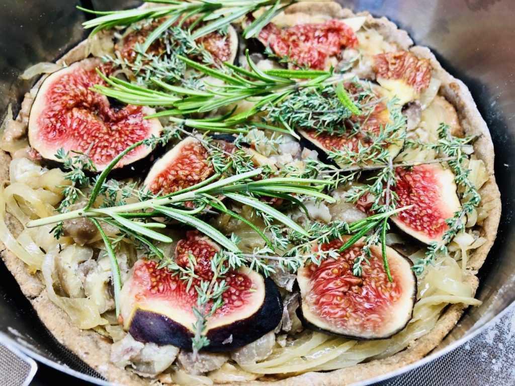 Zwiebelkuchen mit Mandel Zwiebel Creme und Feigen