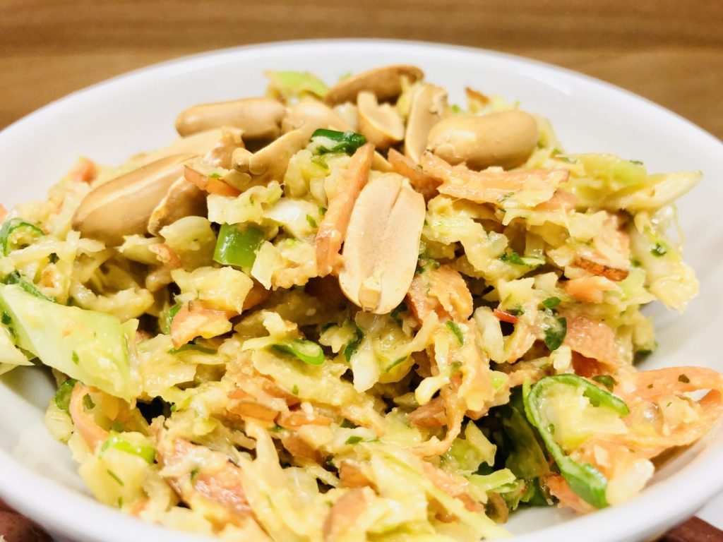 Asiatischer Karotten Krautsalat mit Erdnüssen