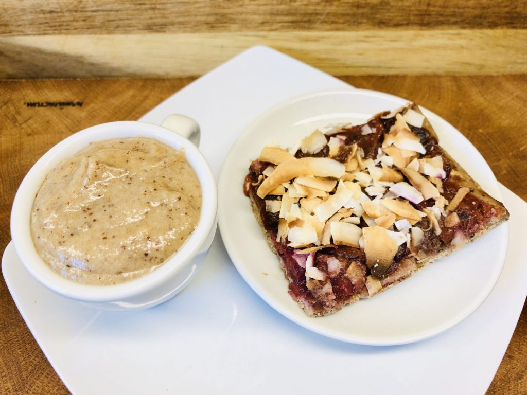 Pflaumenkuchen mit Dattel-Kokos-Creme
