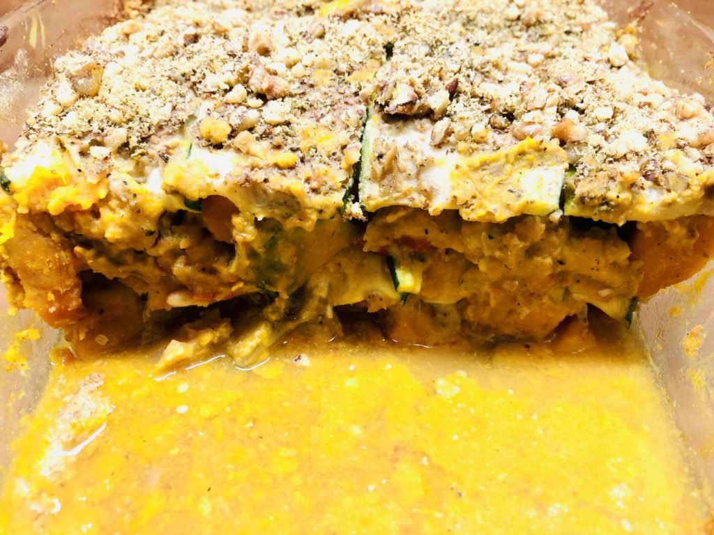Gemüse Lasagne mit Kürbis, Tomaten, Hummus Sauce und Walnuss Parmesan