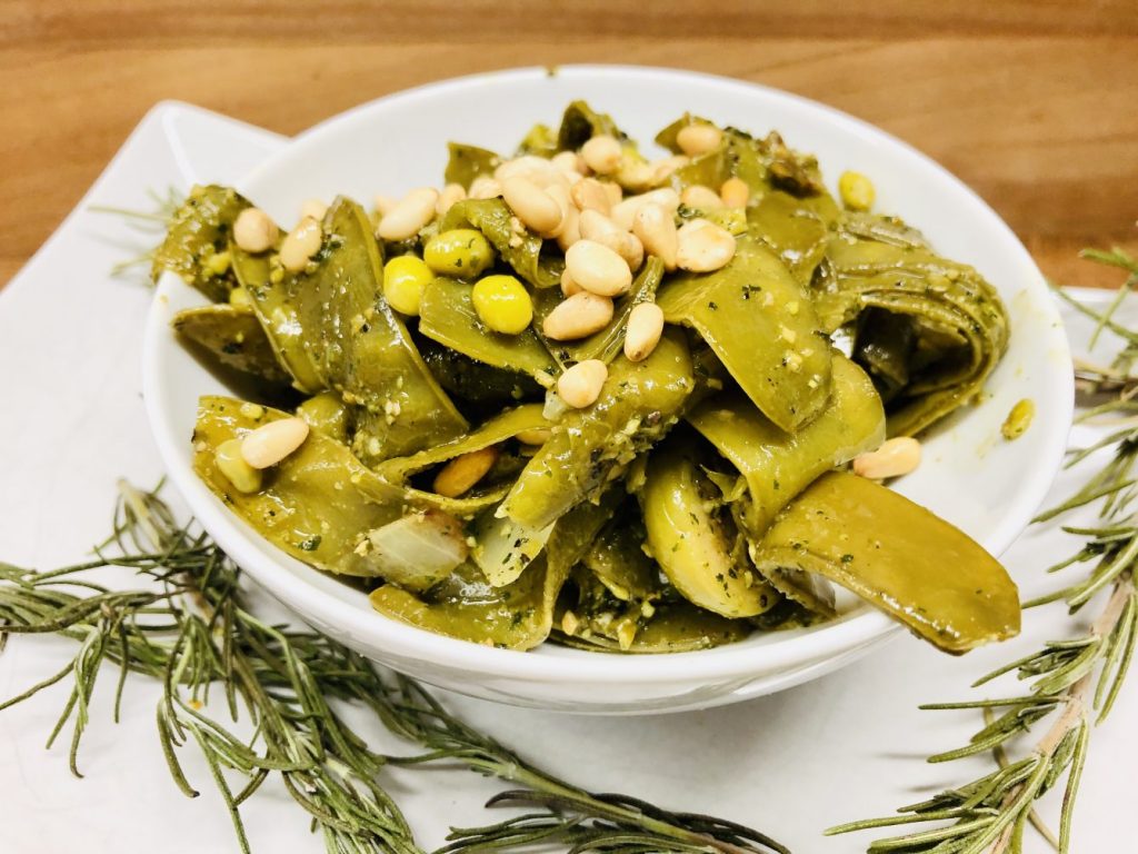 Zuckerschoten Salat mit Minze Pesto und Pinienkernen