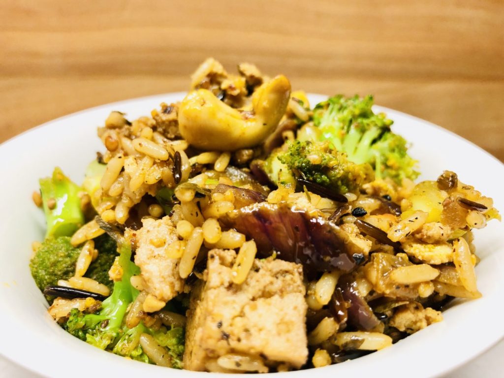 Reispfanne mit Brokkoli und Mandel Tofu