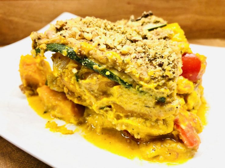 Kürbis Lasagne mit Hummus Béchamel Sauce und Walnuss Parmesan Kruste