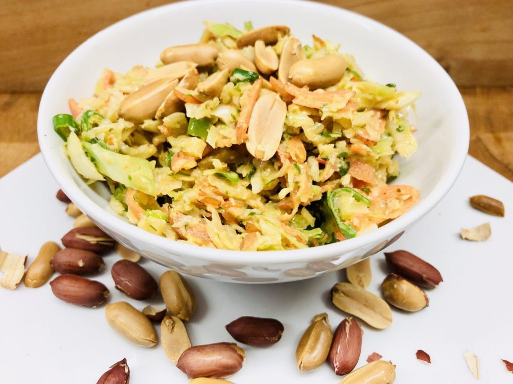 Asiatischer Karotten Krautsalat mit Erdnüssen