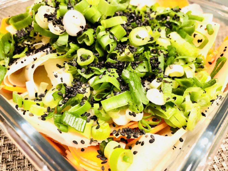 Kohlrabi-Apfel-Karotten-Salat mit Sesam-Miso-Dressing
