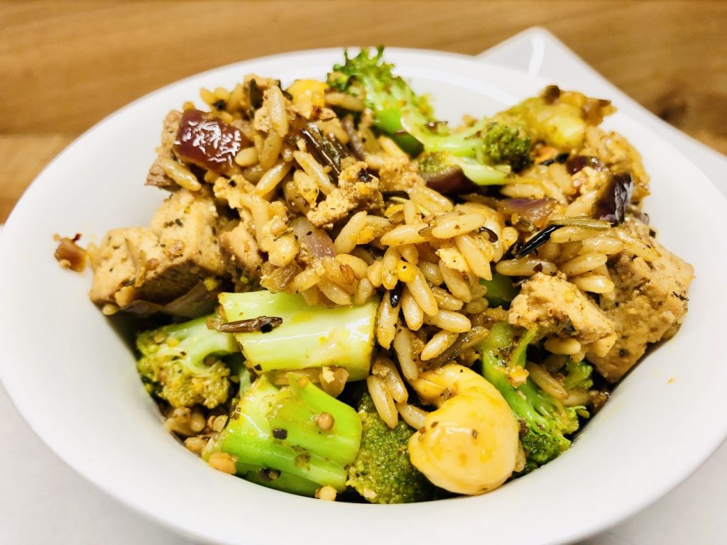 Reispfanne mit Brokkoli und Mandel Tofu