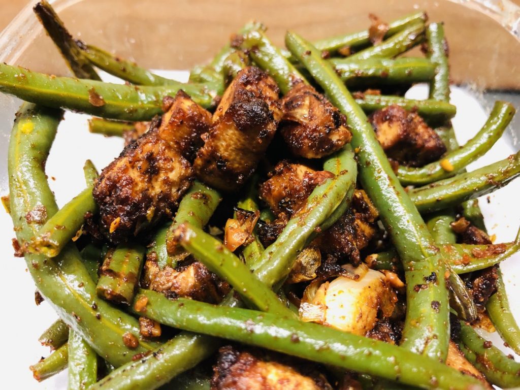 Grüne Bohnen mit Erdnüssen und knusprigem Erdnuss Miso Tofu