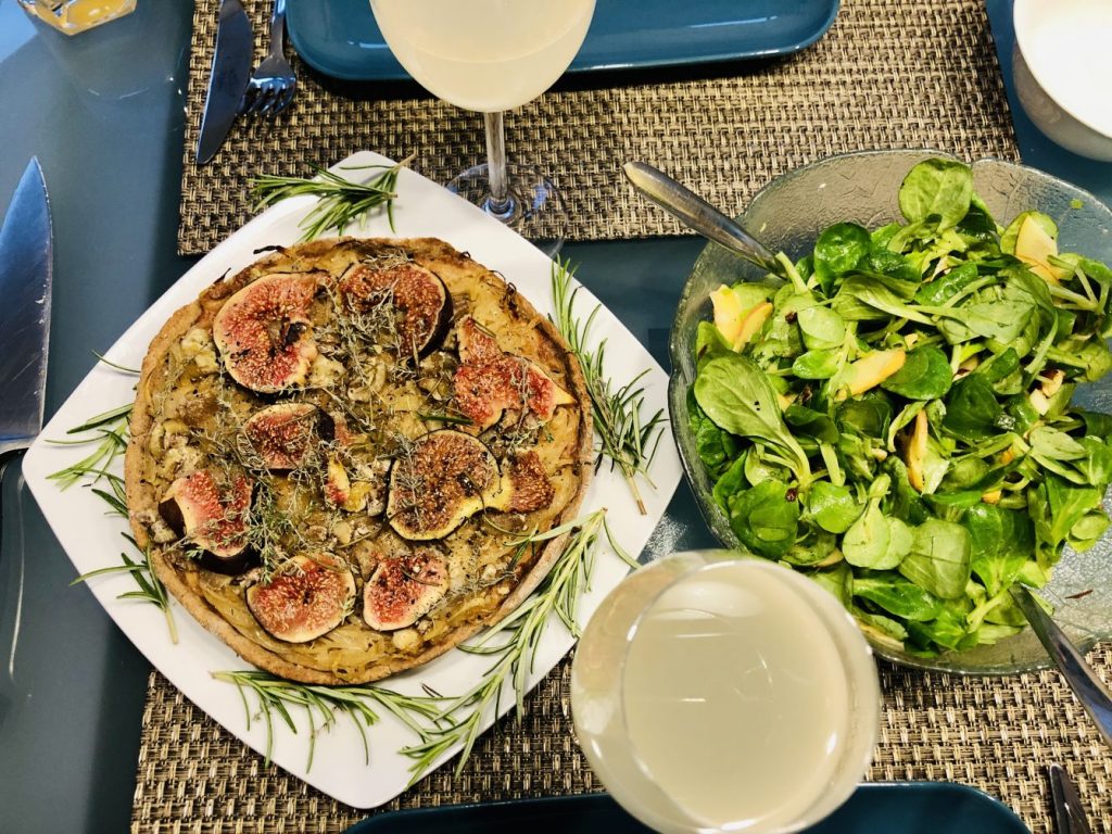 Zwiebelkuchen mit Federweißer und Feldsalat