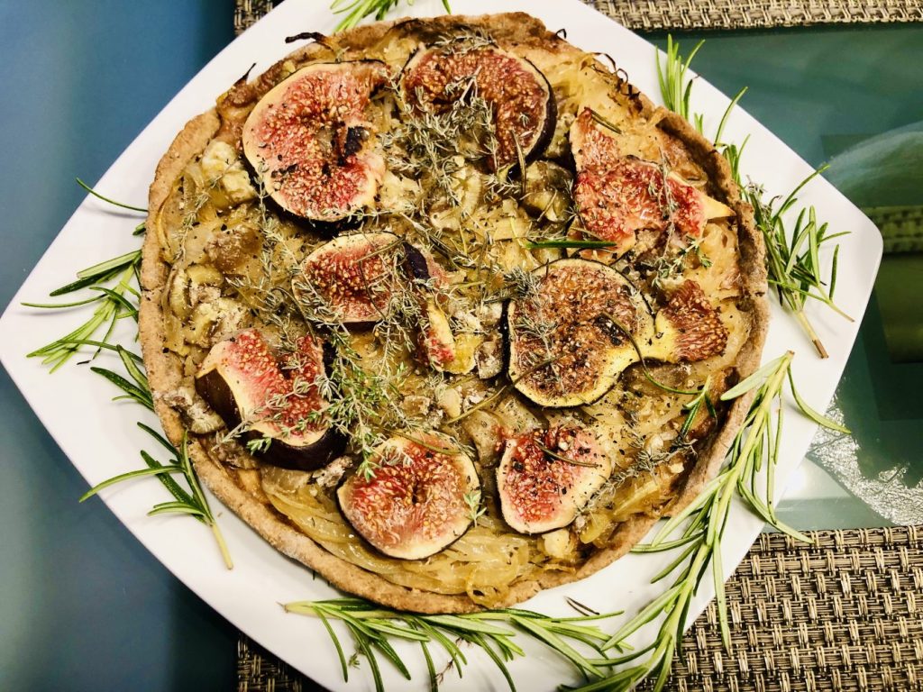 Zwiebelkuchen mit Mandel Zwiebel Creme und Feigen
