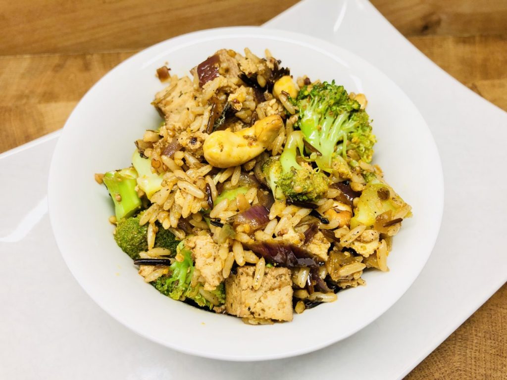 Reispfanne mit Brokkoli und Mandel Tofu 