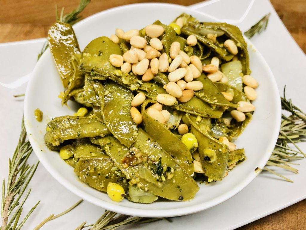 Zuckerschoten Salat mit Minze Pesto und Pinienkernen 