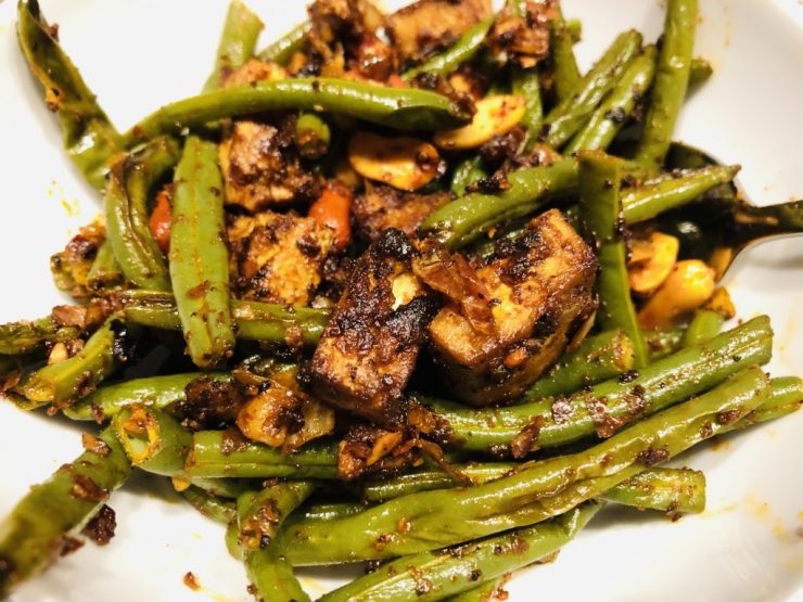 Grüne Bohnen mit Erdnuss Miso Tofu