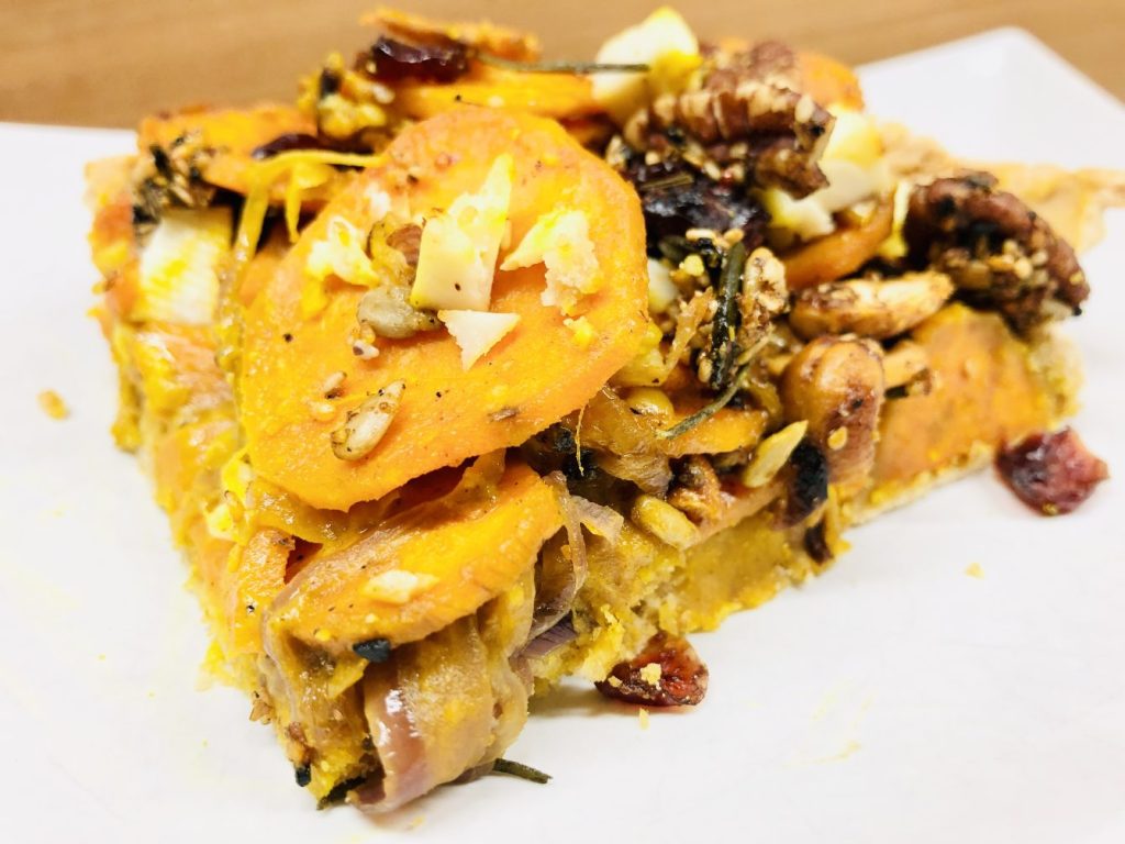 Süßkartoffel Tarte mit Dukkah Nüssen und Cranberries