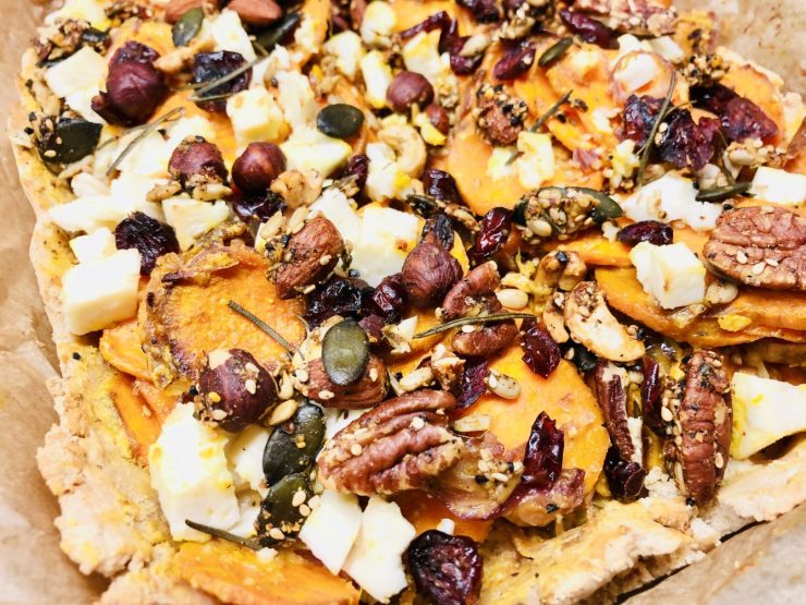 Süßkartoffel Tarte mit Dukkah Nüssen und Cranberries