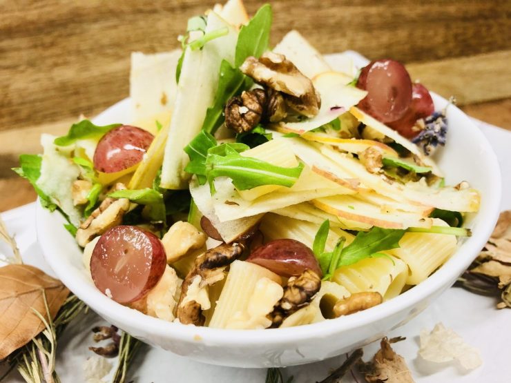 Nudelsalat mit Trauben, Apfel, Rucola und Walnüssen