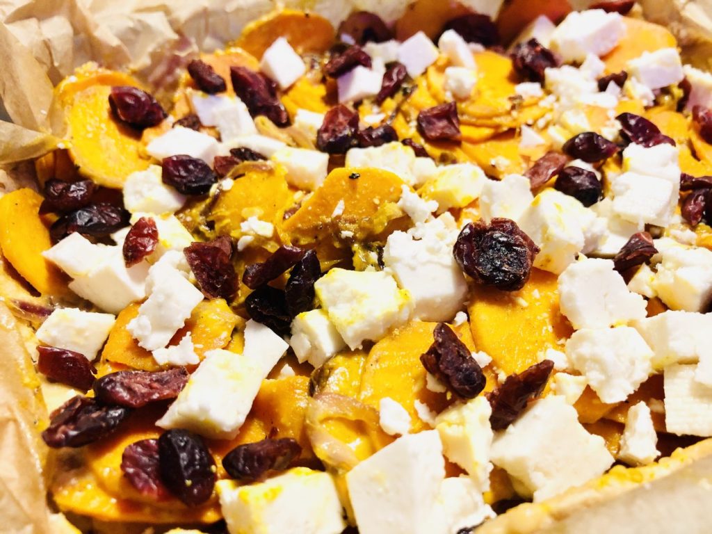 Süßkartoffel Tarte mit Dukkah Nüssen und Cranberries