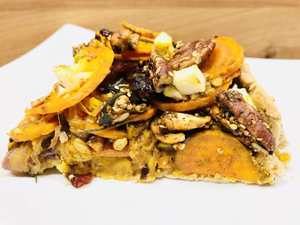 Süßkartoffel Tarte mit Dukkah Nüssen und Cranberries