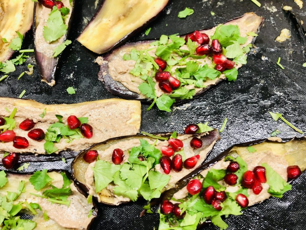 Auberginenscheiben mit Walnuss Koriander Creme bestreichen