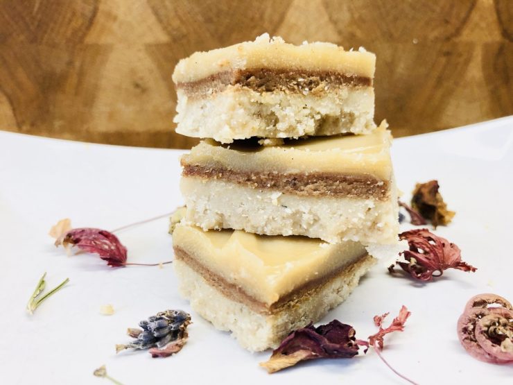 Millionaire’s Shortbread mit Mandel Halva und Tahini Karamell