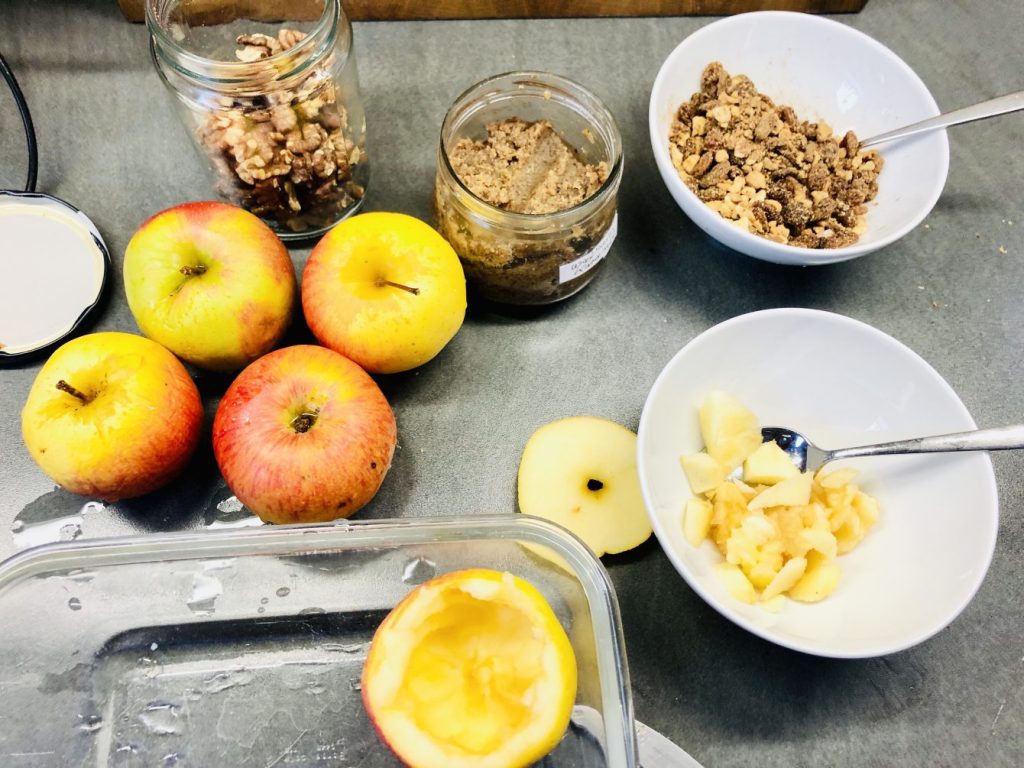 Äpfel aufschneiden und aushöhlen