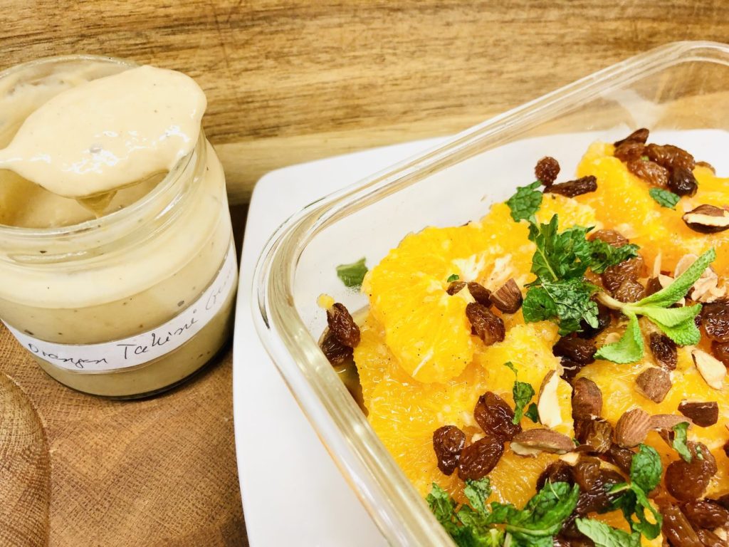 Marinierte Orangen mit Rosinen und Orangen Tahini Sauce