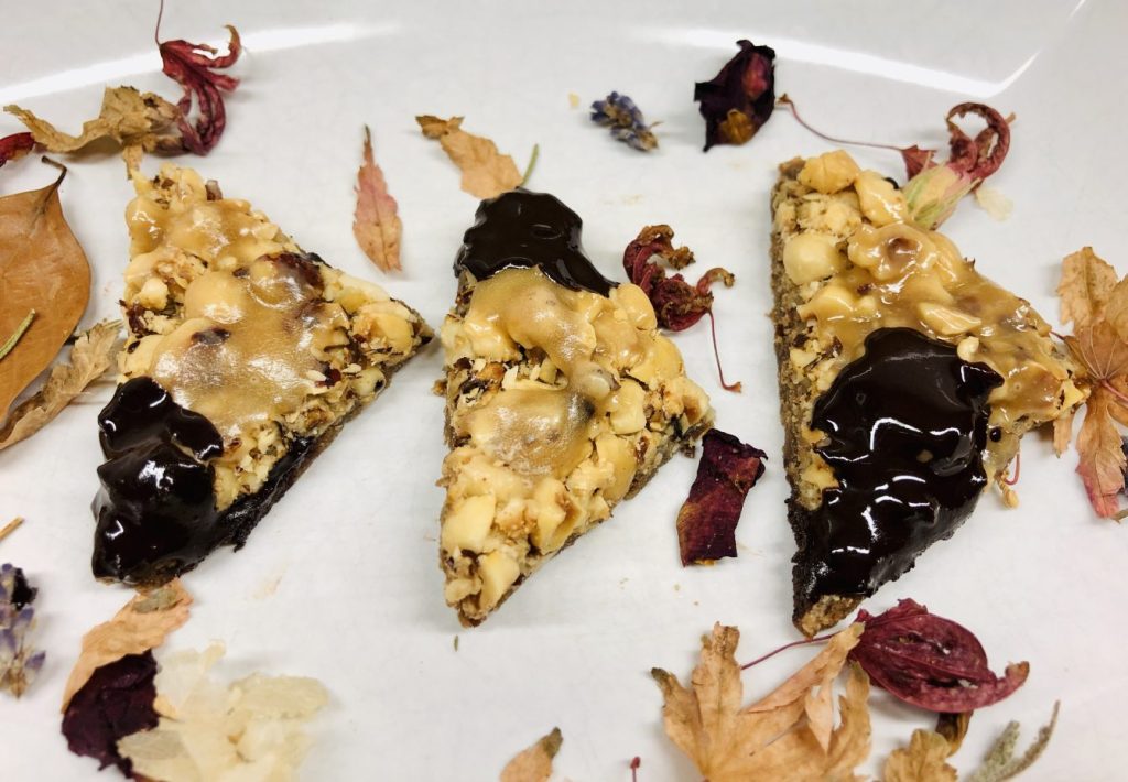 Nussecken mit Mandel Karamell und Haselnüssen 