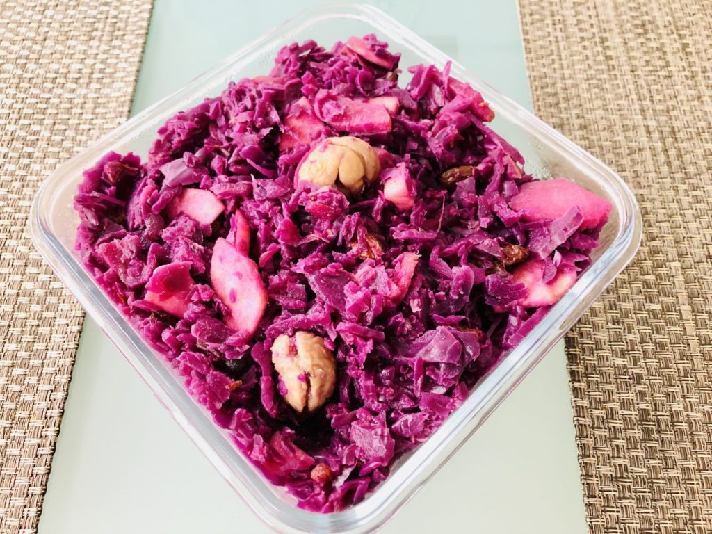 Apfel Rotkohl mit Rosinen, Datteln und Maronen
