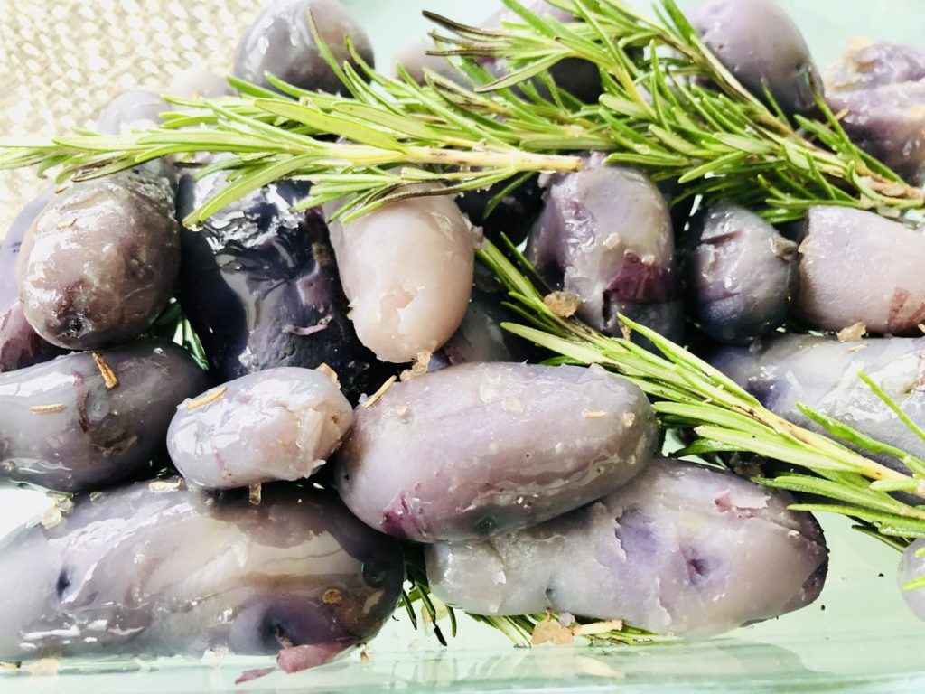 Vitelotte mit Rosmarin und Rotwein-Salz