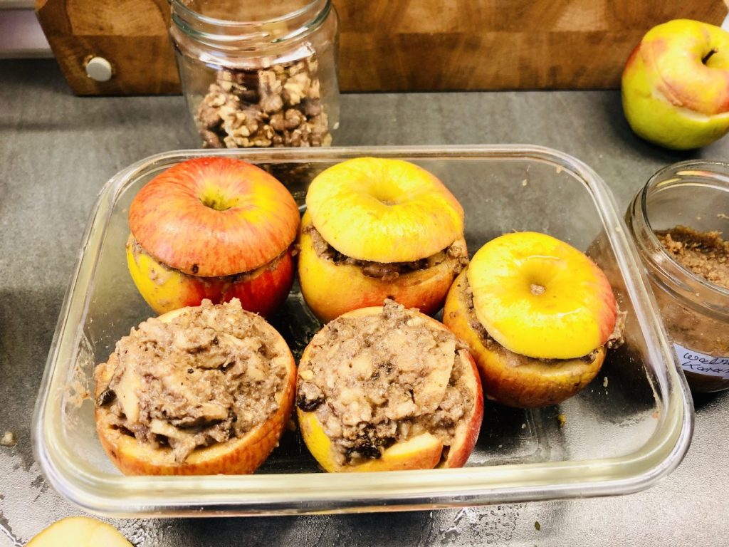 Bratäpfel mit Walnuss Karamell Marzipan