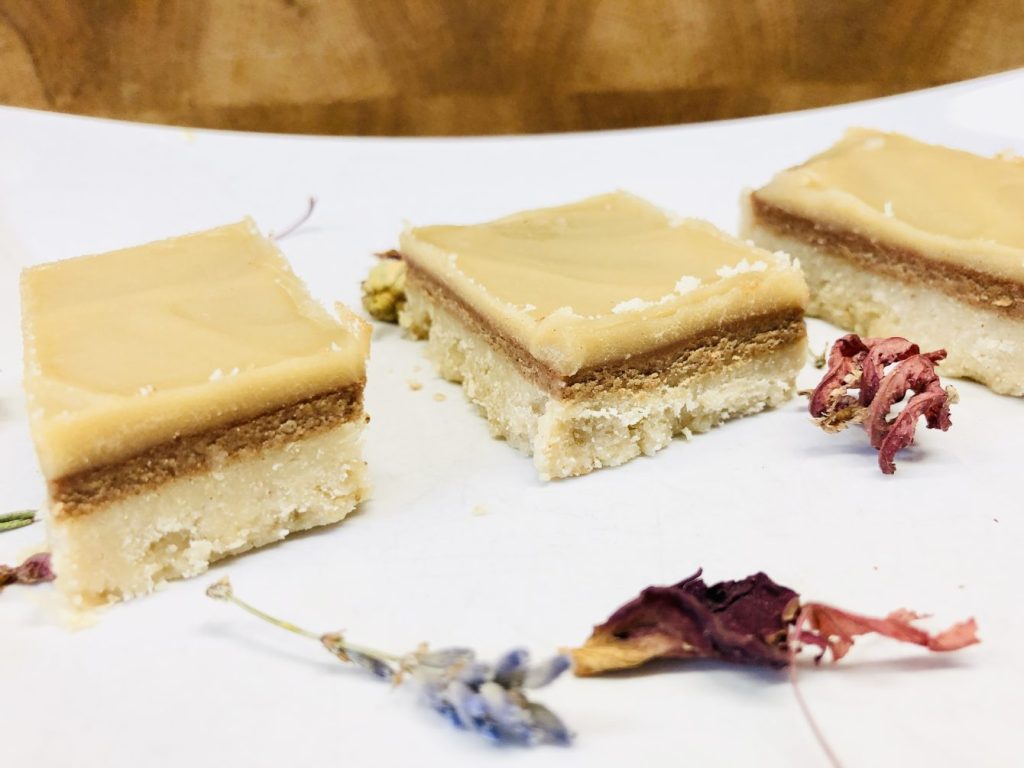 Orientalisches Millionaire’s Shortbread mit Mandel Halva und Tahini Karamell