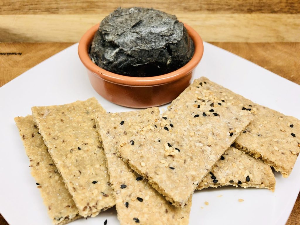 Vanille Butter mit schwarzem Sesam