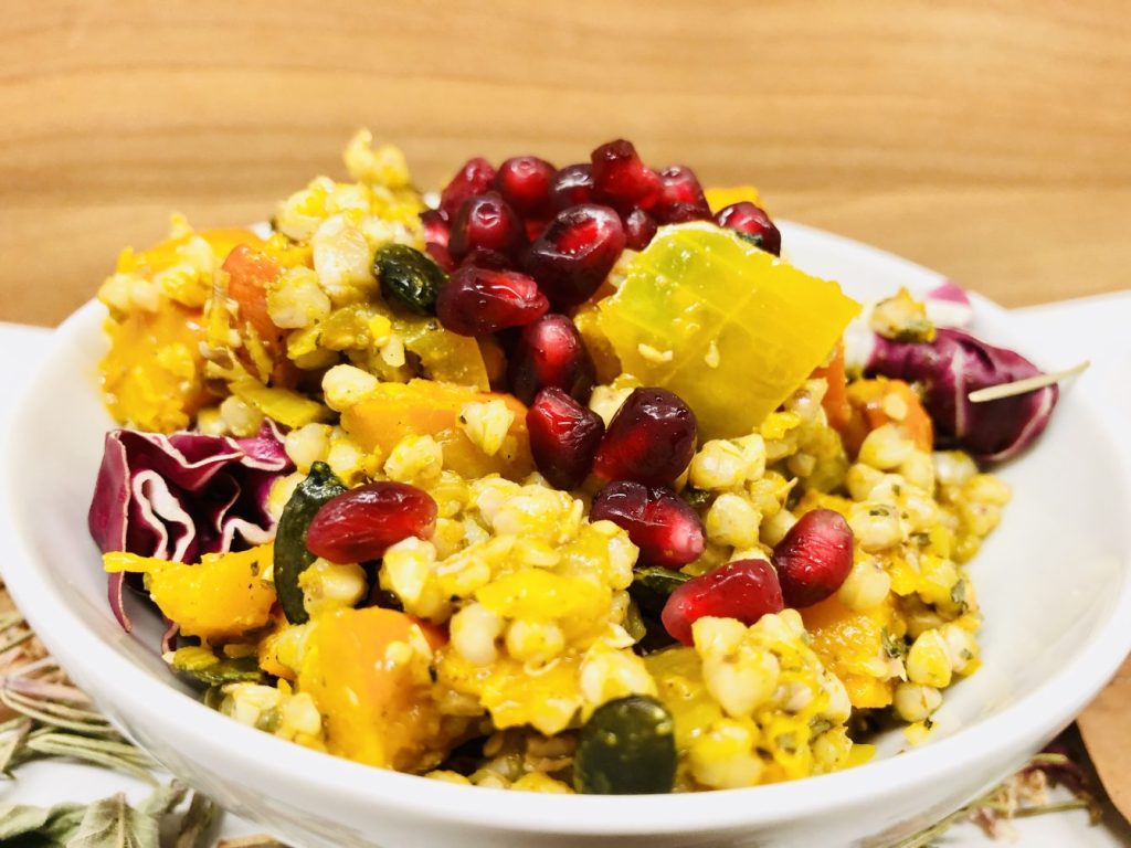 Kürbis Salat mit Buchweizen und Granatapfelkernen