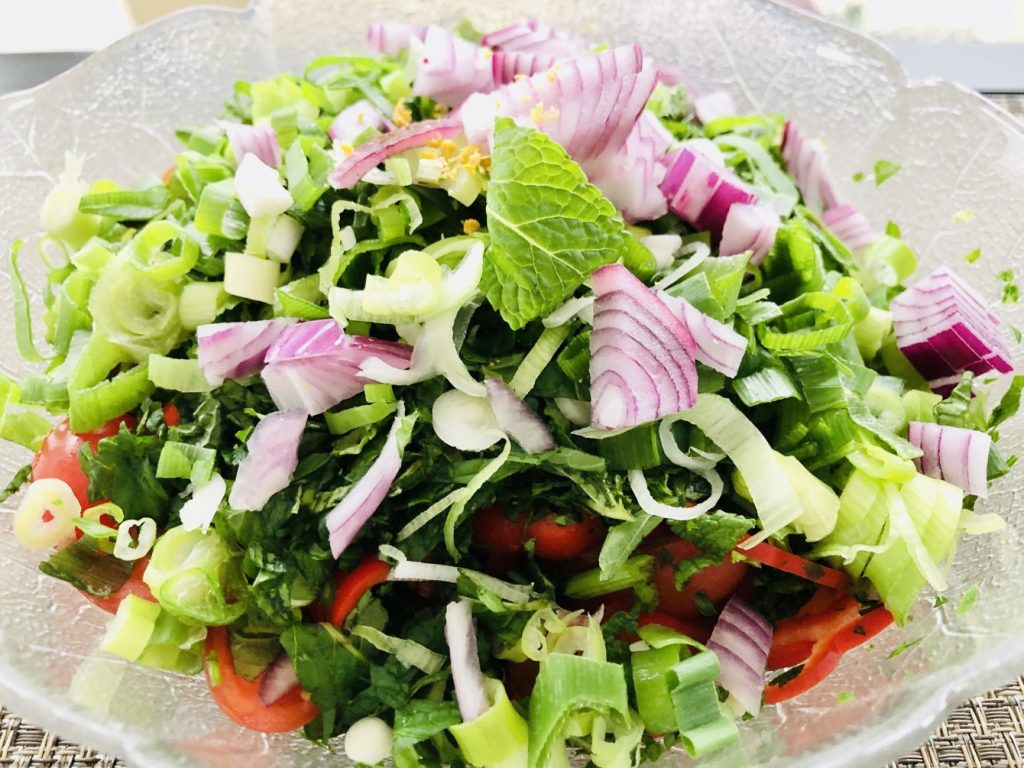 Tomaten Salat mit Minze und Zitronen Tahini Dressing