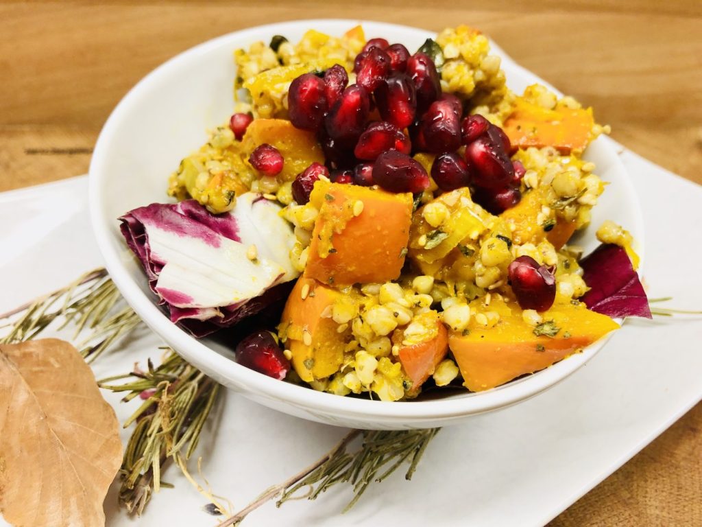 Kürbis Salat mit Buchweizen und Granatapfelkernen 
