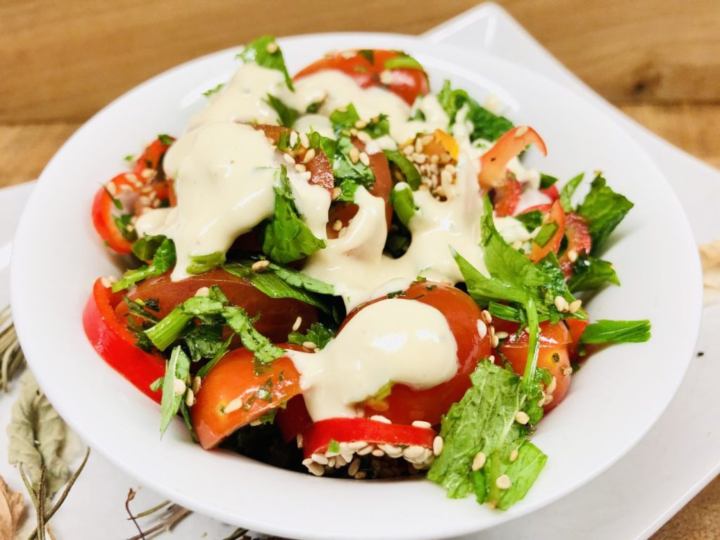 Tomaten Salat mit Minze und Zitronen Tahini Dressing